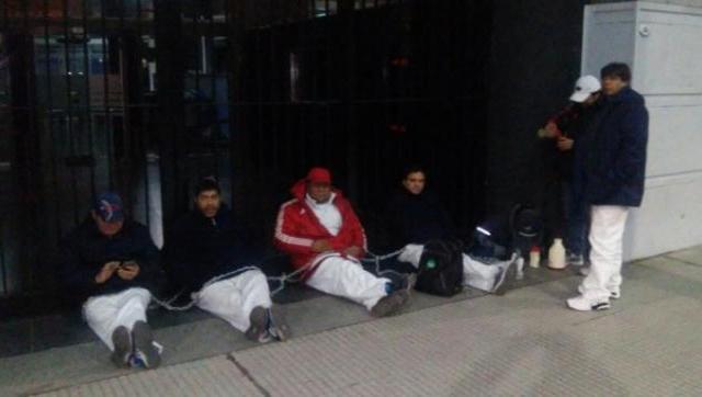 Urgente: Delegados de Cresta Roja se encadenan en Trabajo