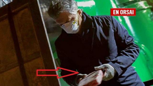 El papelón de Macri al ponerse los guantes de trabajo.... al revés!!!
