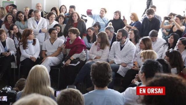 Cristina visitó un hospital en la matanza y se solidarizó con los profesionales