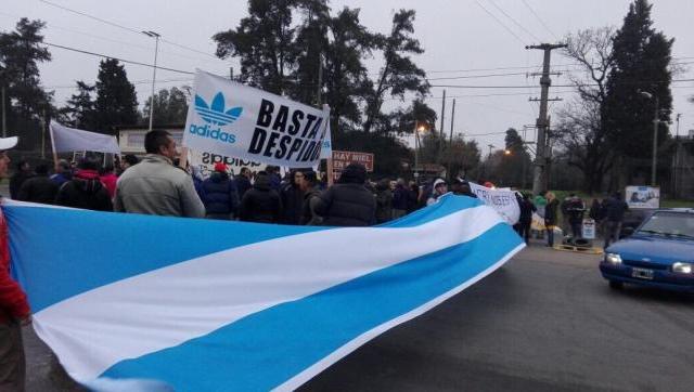 Protesta de trabajadores de Adidas por un centenar de despidos