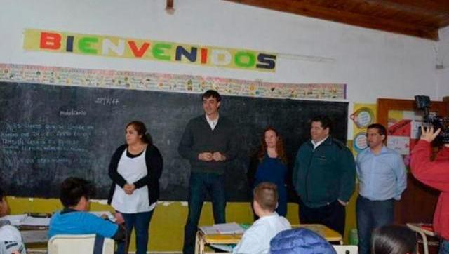 Docente cuestionó la campaña de Bullrich con chicos en un colegio