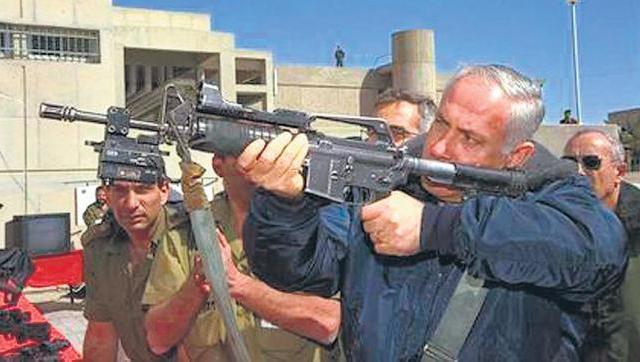 Netanhayu prueba una de las armas que Israel ofrece a la Argentina.