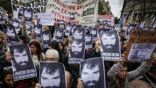 La bandera que reclamaba por Santiago Maldonado y que fue vista por todo el mundo