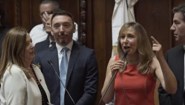 La intolerancia y el odio PRO contra Bregman al momento de la jura en la Legislatura porteña