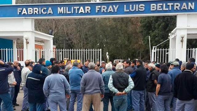 El llanto de un trabajador al anunciar los despidos en Fabricaciones Militares