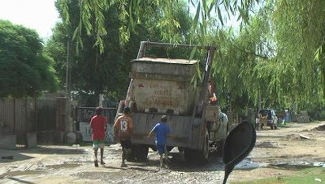 Video: niños corren el camión de la basura para conseguir 