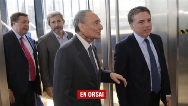 El CEO de Clarín, Héctor Magnetto, en el CCK con los ministros Dujovne y Frigerio.