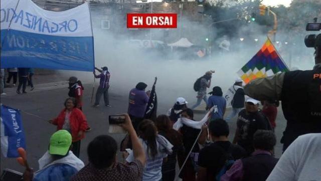Jujuy: mientras Morales hablaba de sueños y de amor, afuera se reprimía ferozmente a los vecinos