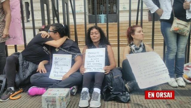 Encadenadas a Gobernación por la deuda de IOMA: 