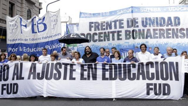 Un mar de guardapolvos por escuelas dignas y salarios dignos