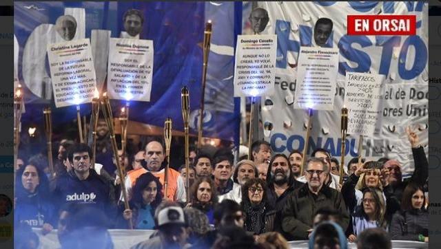La universidad marchó iluminando la lucha frente al ajuste