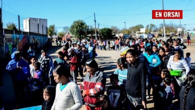 Cientos de personas por un plato de comida en Rosario: 