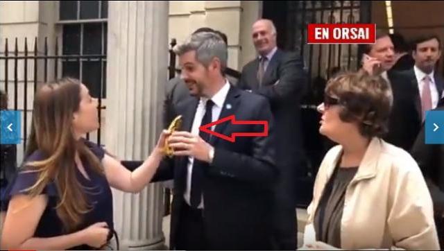 A Marcos Peña le dieron una banana como premio al “Gorila del año”