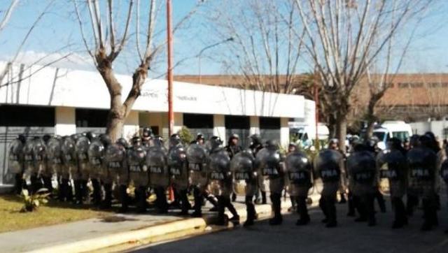 Tras despedirlos, reprimen a los trabajadores de Tandanor