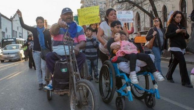 Las personas con discapacidad salieron a las calles para pedir que se respeten sus derechos. Andrés Mansilla