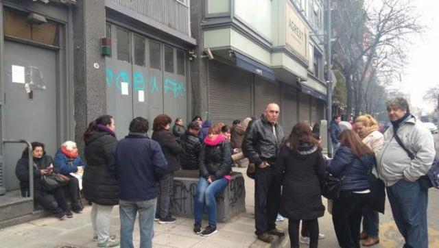 Famosa sastrería de Once despide 196 personas con un cartel en la puerta