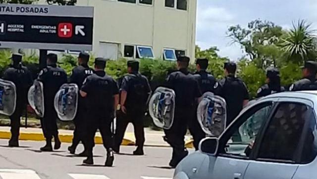 En el Posadas les mandaron la policía a los pacientes que protestaban porque despidieron a sus médicos