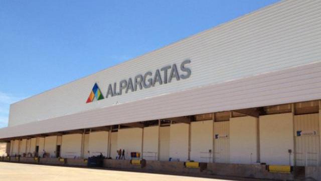 Destrucción del empleo: Alpargatas despidió a 445 trabajadores en Catamarca y La Pampa