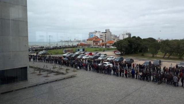 Más de 10 cuadras de jóvenes buscando empleo en Mar del Plata