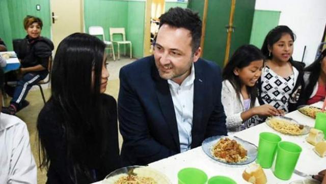 Tenía hambre: Intendente macrista le comió la carne a pibes de un colegio