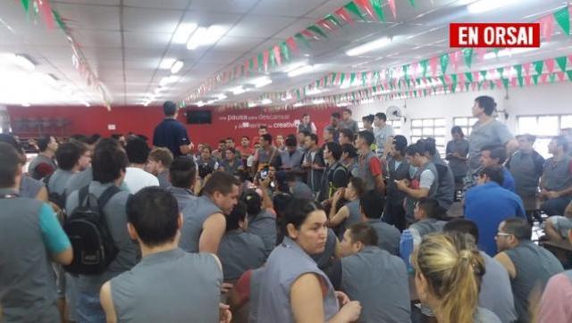 Misiones: Despiden 150 empleados del calzado y ocupan fábrica