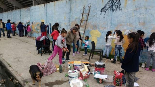 El nuevo cura de Isla Maciel ordenó retirar imágenes de Madres y Abuelas de Plaza de Mayo