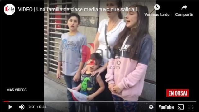 Clase media hoy: una madre con sus hijos sale a cantar para pagar los servicios