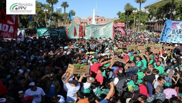 No es en Venezuela: filas de varias cuadras por comida en pleno centro porteño
