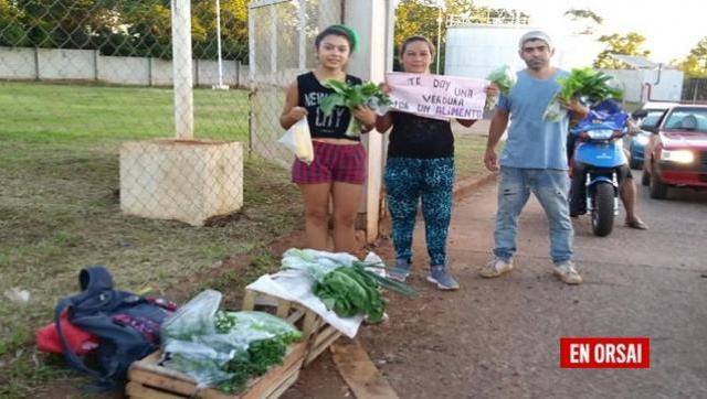 #HaganAlgo Toda una familia hace canje en la calle para poder comer