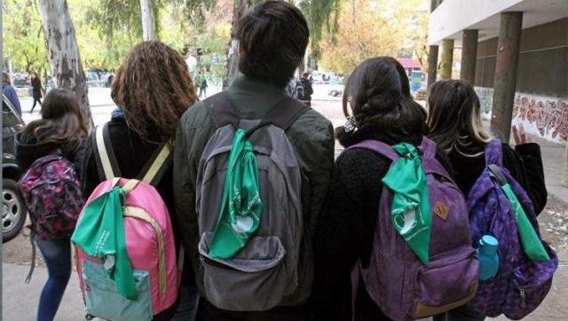 Retroceso en Mendoza: prohibido llevar pañuelos verdes a las escuelas 