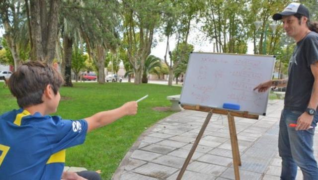 Al aire libre. Salas lleva su pizarra a la plaza Sarmiento y despeja las dudas de quienes quieren aprender. Fotos: Héctor Portella. Al aire libre. Salas lleva su pizarra a la plaza Sarmiento y despeja las dudas de quienes quieren aprender. Fotos: Héctor Portella.