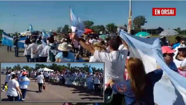 Miles de docentes salieron a la ruta para pedir un salario digno y poder volver a las aulas