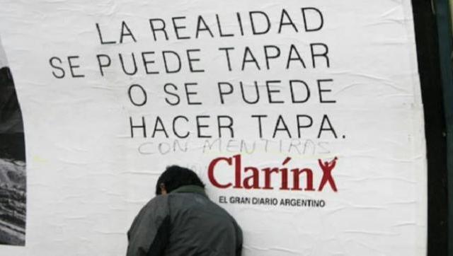 Con un impactante operativo policial de madrugada, Clarín anuncia despidos masivos