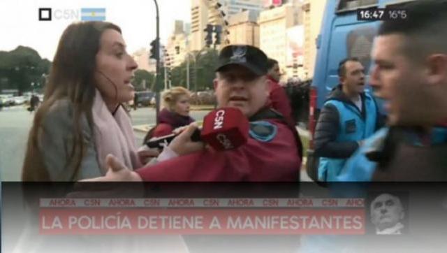 La policía atacó a C5N mientras cubría la represión a organizaciones sociales en el Obelisco
