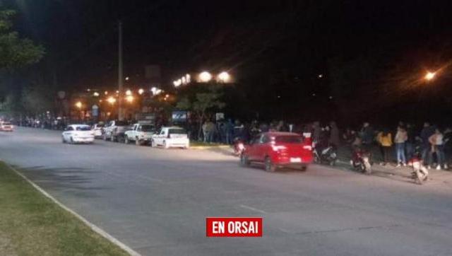 Cola de 10 cuadras en Tucumán para conseguir un trabajo en un supermercado