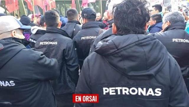 Trabajadores de Petronas se movilizan desde la Estación de Quilmes hacia el Ministerio de Trabajo