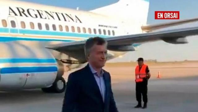 Macri hace campaña en el avión oficial y decenas de micros
