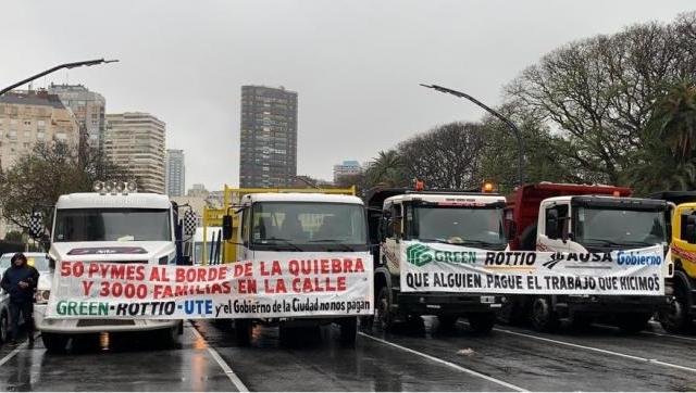 Estafados en la obra del Viaducto se manifestaron frente a la casa de Larreta