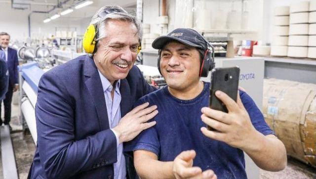 Por el triunfo de Alberto y Cristina, reabre una planta textil que cerró hace un año