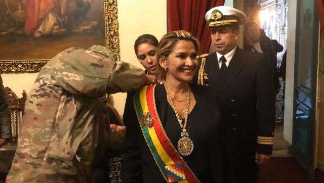 Áñez se autoproclamó presidenta de Bolivia y fue coronada por los militares