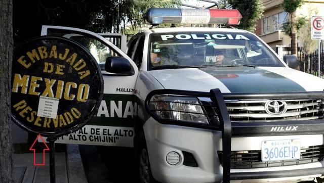 Un vehículo patrulla de la Policía boliviana junto a la Embajada de México en La Paz (Bolivia), el 24 de diciembre de 2019.