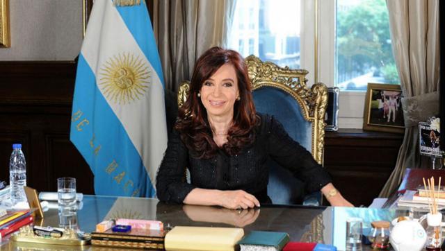 Alberto realiza su primera gira presidencial y Cristina asume la presidencia del país