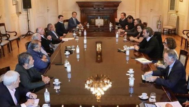 La CGT y UIA acuerdan suspensiones con rebaja salarial del 25%