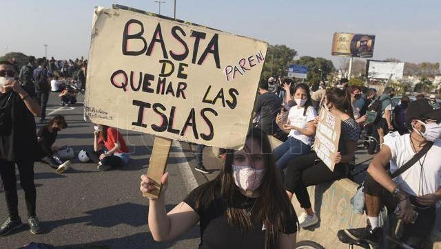 Importante accionista del Grupo Clarín sería dueño de campos con quemas en el Delta del Paraná