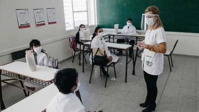 El Gobierno extendió el distanciamiento social y habilitó el dictado de clases presenciales