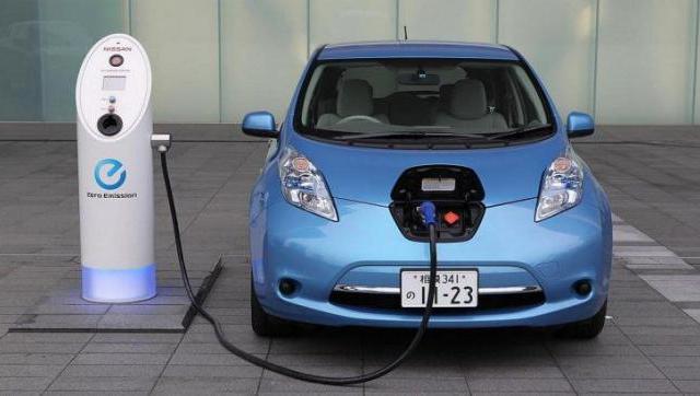 El gobierno firmó acuerdo con empresa china para fabricar autos eléctricos en el país