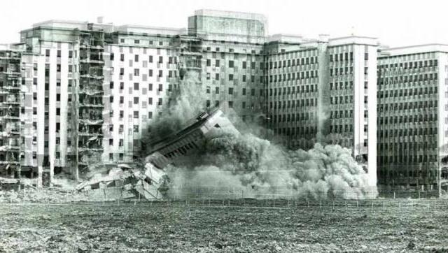 A 30 años de la implosión del Albergue Warnes, un destino incierto de terrenos en disputa y aún en conflicto