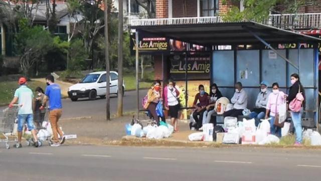 En Bernardo de Irigoyen los comercios acercan a los clientes las compras realizadas a bordo de los carritos hasta el refugio peatonal. Foto: Fabián Acosta