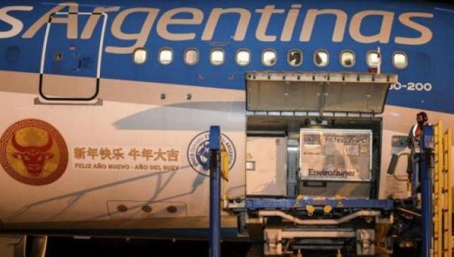 Coronavirus: arriba a las 18 horas un vuelo de Aerolíneas Argentinas con 384 mil vacunas Sinopham