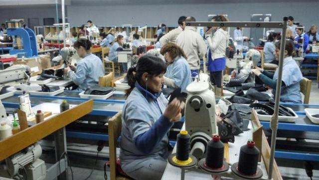 Más Asics, Umbro fabricará 75% de zapatillas en Argentina